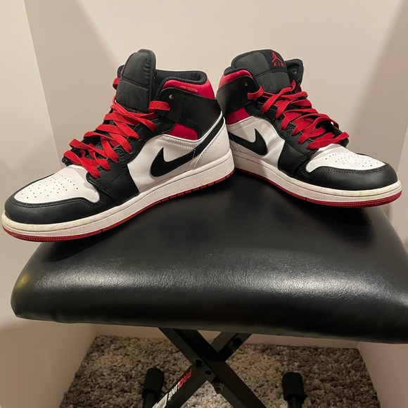 Nike AirJordan 1 Mid Size 9 Red Black White - Picture 5 of 11